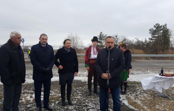 Снимка от откриването на участък от път Търговище - Разград